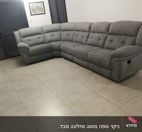 ספה אפורה גדולה על רצפת אריחים